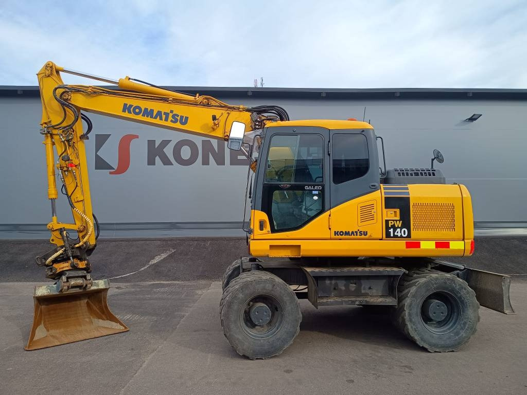 Komatsu PW140-7 PYÖRITTÄJÄLLÄ - Pyöräalustainen kaivinkone: kuva Komatsu PW140-7 PYÖRITTÄJÄLLÄ - Pyöräalustainen kaivinkone Komatsu PW140-7 PYÖRITTÄJÄLLÄ - Pyöräalustainen kaivinkone: kuva Komatsu PW140-7 PYÖRITTÄJÄLLÄ - Pyöräalustainen kaivinkone