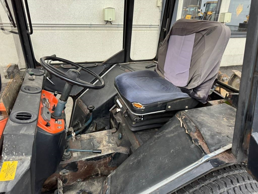 Traktori Kubota L245 DT ETUKUORMAAJALLA: kuva Traktori Kubota L245 DT ETUKUORMAAJALLA