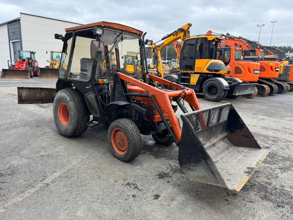 Kubota L245 DT ETUKUORMAAJALLA - Traktori: kuva Kubota L245 DT ETUKUORMAAJALLA - Traktori Kubota L245 DT ETUKUORMAAJALLA - Traktori: kuva Kubota L245 DT ETUKUORMAAJALLA - Traktori