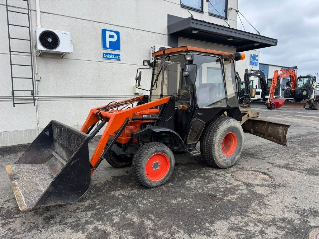 Kubota L245 DT ETUKUORMAAJALLA - Traktori: kuva Kubota L245 DT ETUKUORMAAJALLA - Traktori Kubota L245 DT ETUKUORMAAJALLA - Traktori: kuva Kubota L245 DT ETUKUORMAAJALLA - Traktori