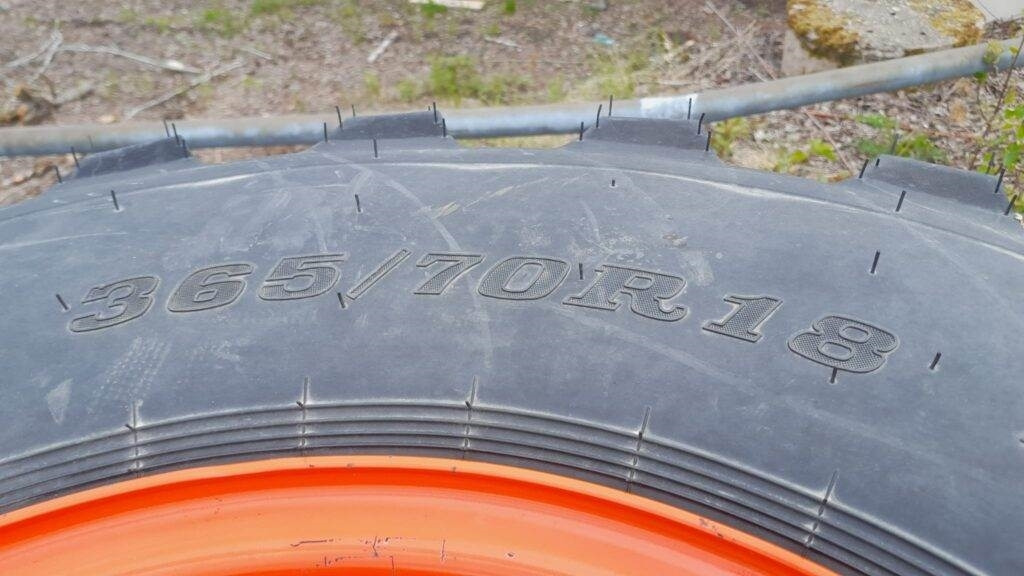 RENGASSARJA 365/70R18 VANTEINEEN - Täydellinen pyörä - Rakennuskoneet: kuva RENGASSARJA 365/70R18 VANTEINEEN - Täydellinen pyörä - Rakennuskoneet RENGASSARJA 365/70R18 VANTEINEEN - Täydellinen pyörä - Rakennuskoneet: kuva RENGASSARJA 365/70R18 VANTEINEEN - Täydellinen pyörä - Rakennuskoneet
