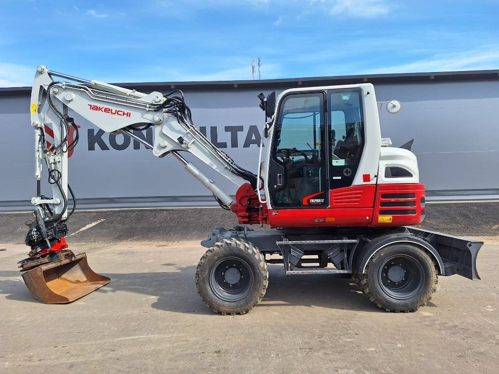 Takeuchi MYYTY! SOLD! TB295W PYÖRITTÄJÄLLÄ - Pyöräalustainen kaivinkone: kuva Takeuchi MYYTY! SOLD! TB295W PYÖRITTÄJÄLLÄ - Pyöräalustainen kaivinkone Takeuchi MYYTY! SOLD! TB295W PYÖRITTÄJÄLLÄ - Pyöräalustainen kaivinkone: kuva Takeuchi MYYTY! SOLD! TB295W PYÖRITTÄJÄLLÄ - Pyöräalustainen kaivinkone