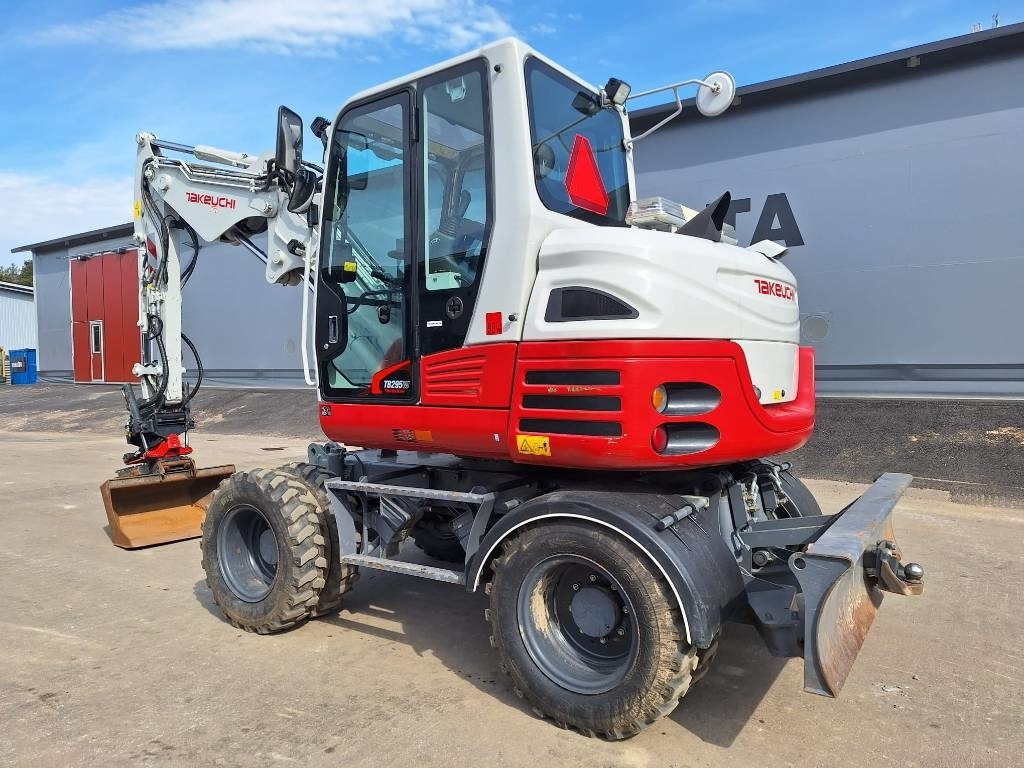 Takeuchi TB295W KÄRRY, PYÖRITTÄJÄ, 5-KAUHAA - Pyöräalustainen kaivinkone: kuva Takeuchi TB295W KÄRRY, PYÖRITTÄJÄ, 5-KAUHAA - Pyöräalustainen kaivinkone Takeuchi TB295W KÄRRY, PYÖRITTÄJÄ, 5-KAUHAA - Pyöräalustainen kaivinkone: kuva Takeuchi TB295W KÄRRY, PYÖRITTÄJÄ, 5-KAUHAA - Pyöräalustainen kaivinkone