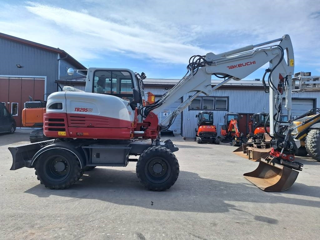 Takeuchi TB295W KÄRRY, PYÖRITTÄJÄ, 5-KAUHAA - Pyöräalustainen kaivinkone: kuva Takeuchi TB295W KÄRRY, PYÖRITTÄJÄ, 5-KAUHAA - Pyöräalustainen kaivinkone Takeuchi TB295W KÄRRY, PYÖRITTÄJÄ, 5-KAUHAA - Pyöräalustainen kaivinkone: kuva Takeuchi TB295W KÄRRY, PYÖRITTÄJÄ, 5-KAUHAA - Pyöräalustainen kaivinkone