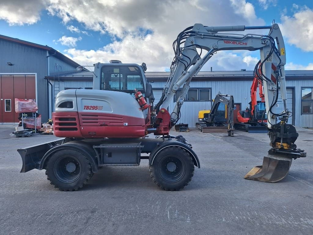 Takeuchi TB295W PYÖRITTÄJÄLLÄ - Pyöräalustainen kaivinkone: kuva Takeuchi TB295W PYÖRITTÄJÄLLÄ - Pyöräalustainen kaivinkone Takeuchi TB295W PYÖRITTÄJÄLLÄ - Pyöräalustainen kaivinkone: kuva Takeuchi TB295W PYÖRITTÄJÄLLÄ - Pyöräalustainen kaivinkone