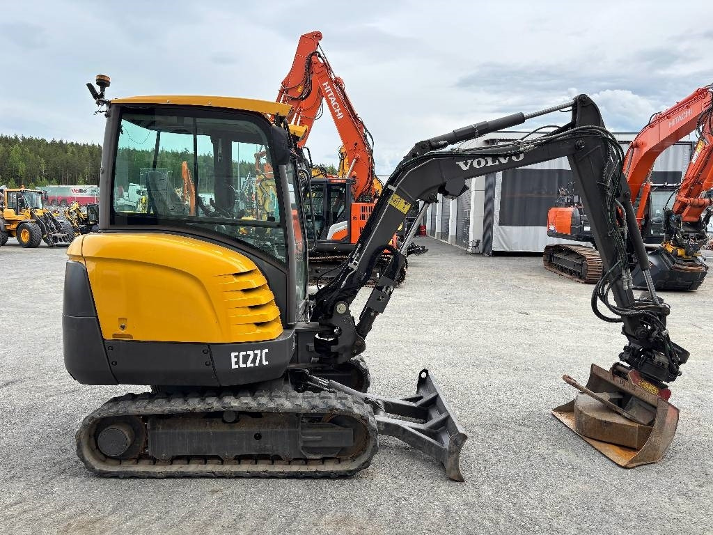 Volvo EC27C PYÖRITTÄJÄLLÄ - Minikuormaaja: kuva Volvo EC27C PYÖRITTÄJÄLLÄ - Minikuormaaja Volvo EC27C PYÖRITTÄJÄLLÄ - Minikuormaaja: kuva Volvo EC27C PYÖRITTÄJÄLLÄ - Minikuormaaja