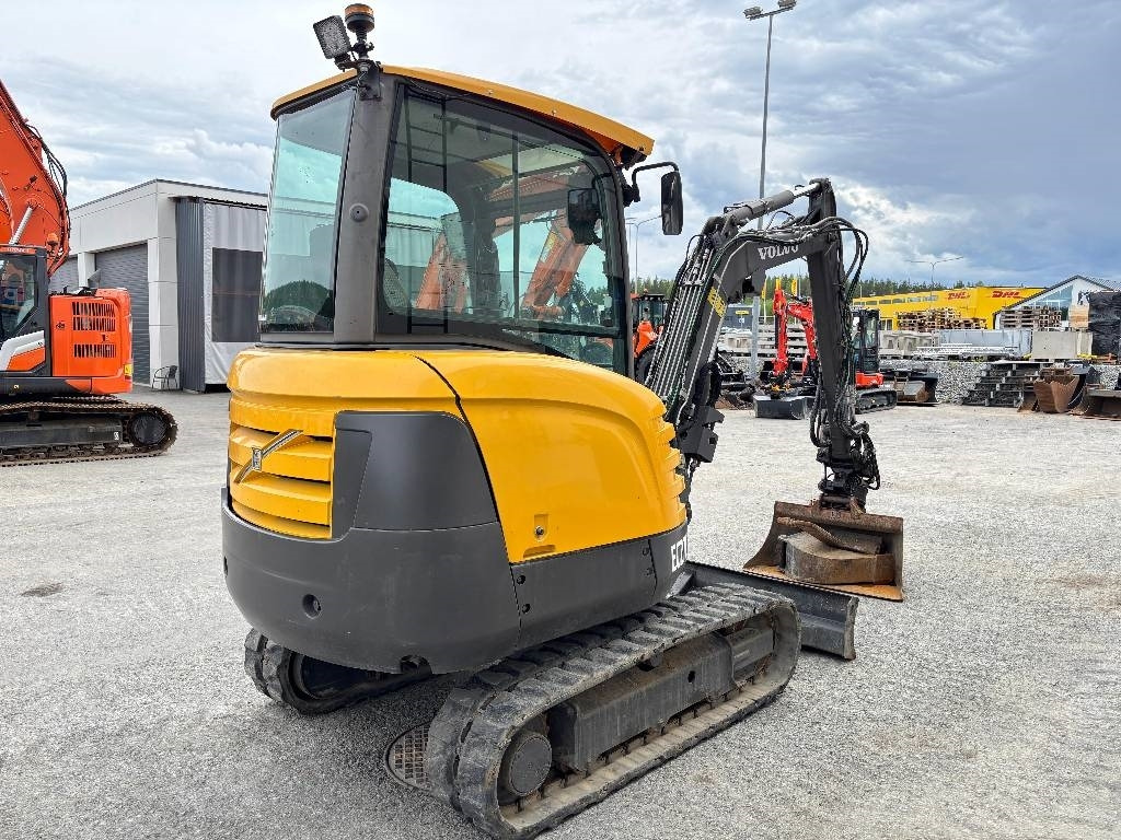 Volvo EC27C PYÖRITTÄJÄLLÄ - Minikuormaaja: kuva Volvo EC27C PYÖRITTÄJÄLLÄ - Minikuormaaja Volvo EC27C PYÖRITTÄJÄLLÄ - Minikuormaaja: kuva Volvo EC27C PYÖRITTÄJÄLLÄ - Minikuormaaja