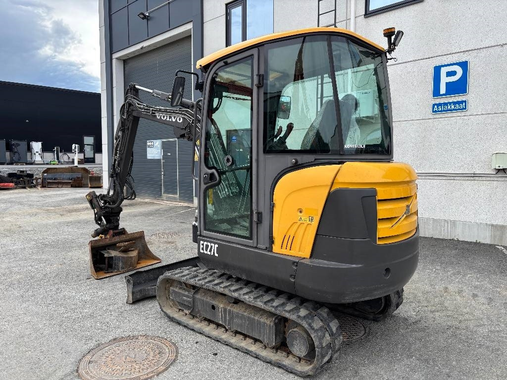 Volvo EC27C PYÖRITTÄJÄLLÄ - Minikuormaaja: kuva Volvo EC27C PYÖRITTÄJÄLLÄ - Minikuormaaja Volvo EC27C PYÖRITTÄJÄLLÄ - Minikuormaaja: kuva Volvo EC27C PYÖRITTÄJÄLLÄ - Minikuormaaja