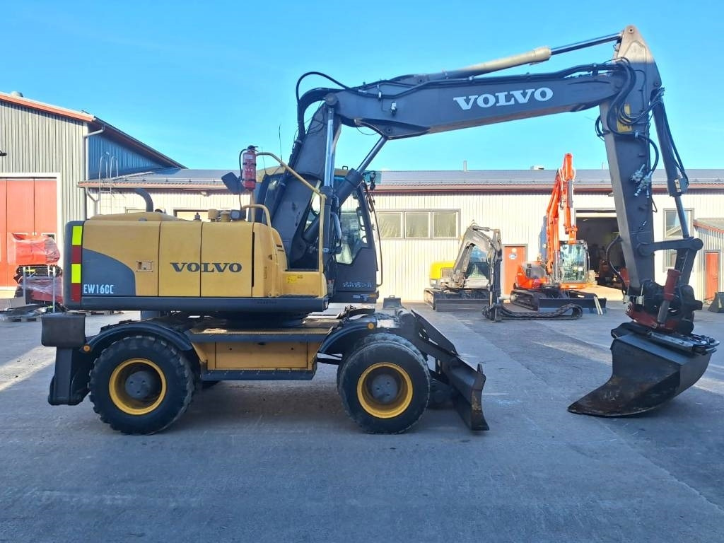 Volvo EW160C PYÖRITTÄJÄLLÄ - Pyöräalustainen kaivinkone: kuva Volvo EW160C PYÖRITTÄJÄLLÄ - Pyöräalustainen kaivinkone Volvo EW160C PYÖRITTÄJÄLLÄ - Pyöräalustainen kaivinkone: kuva Volvo EW160C PYÖRITTÄJÄLLÄ - Pyöräalustainen kaivinkone
