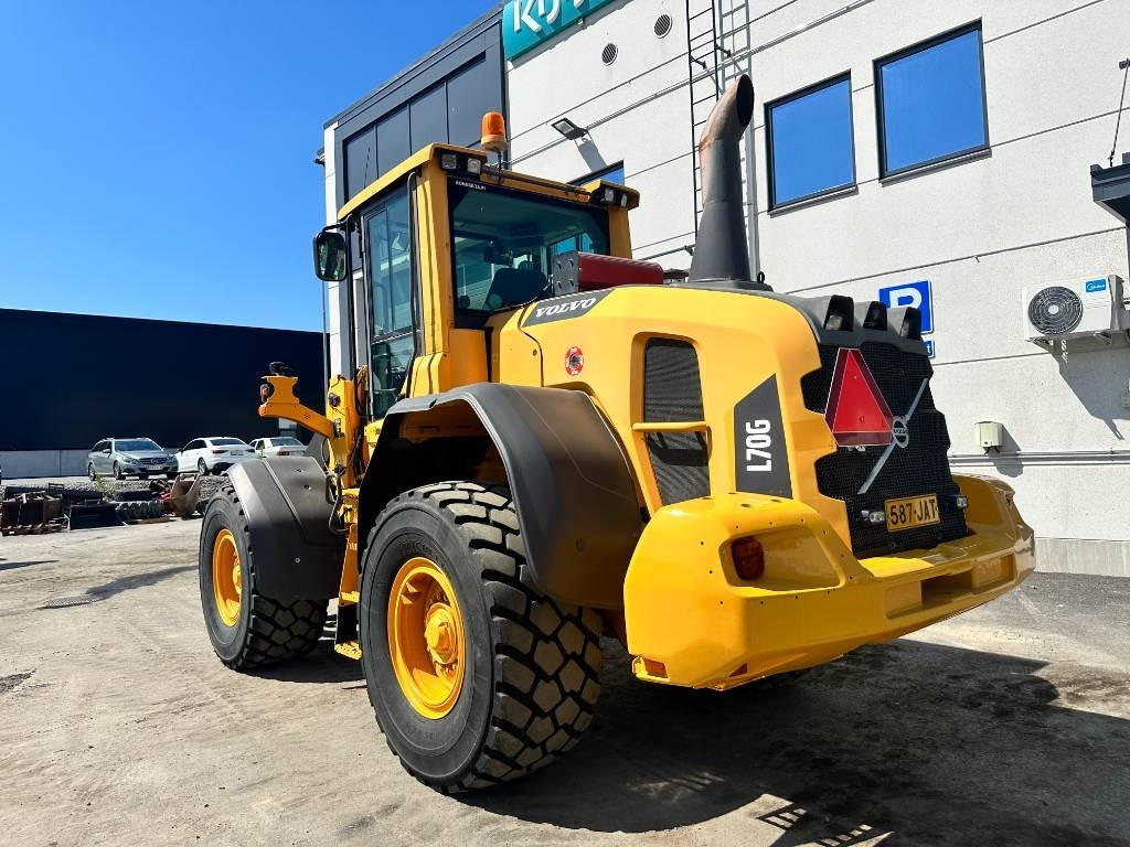Volvo L70G vipuohjaus, 3' ja 4' hydr - Pyöräkuormaaja: kuva Volvo L70G vipuohjaus, 3' ja 4' hydr - Pyöräkuormaaja Volvo L70G vipuohjaus, 3' ja 4' hydr - Pyöräkuormaaja: kuva Volvo L70G vipuohjaus, 3' ja 4' hydr - Pyöräkuormaaja