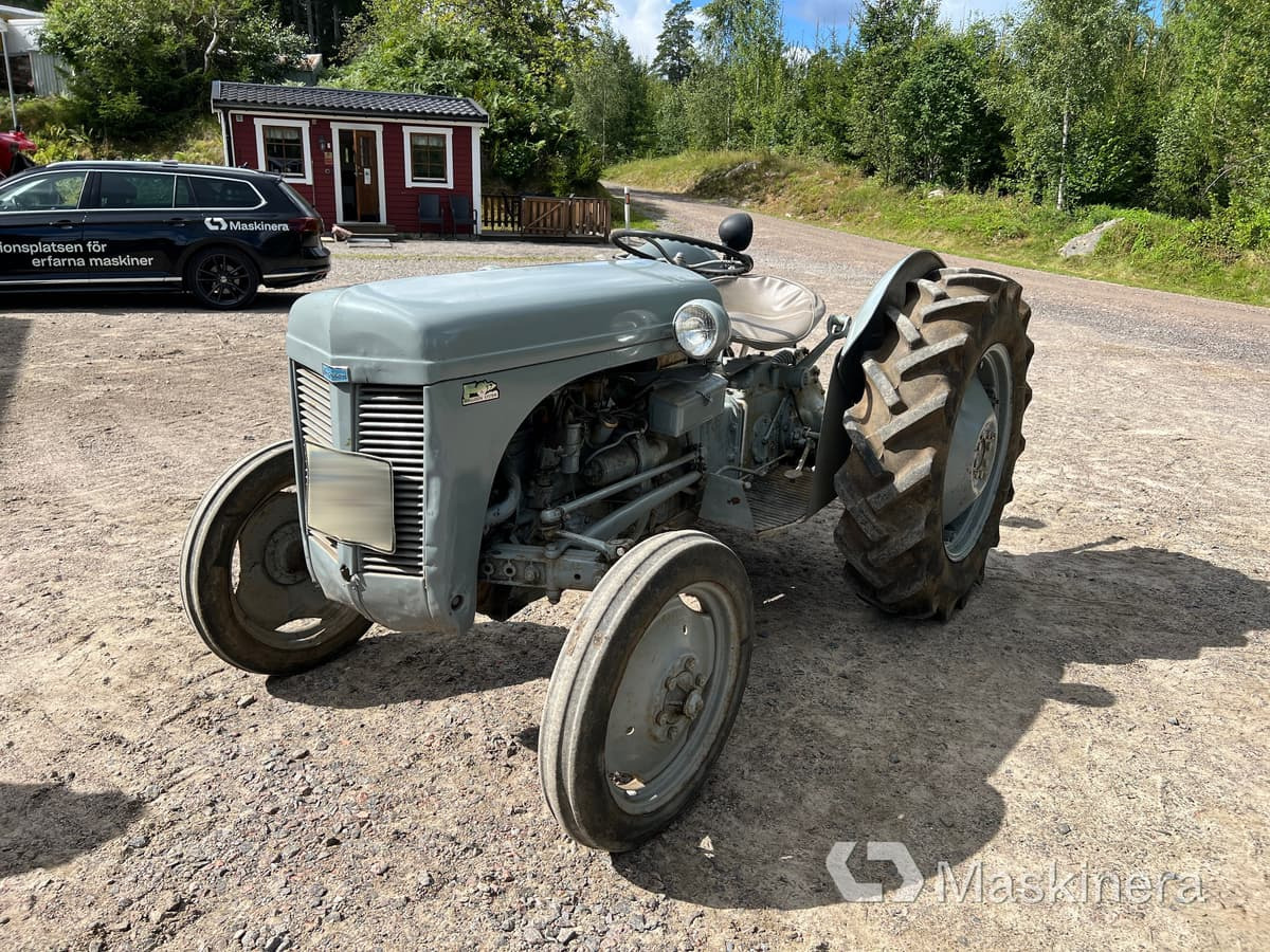 Ferguson TEA 20B Traktor Ferguson Grålle TEA 20B - Traktori: kuva Ferguson TEA 20B Traktor Ferguson Grålle TEA 20B - Traktori Ferguson TEA 20B Traktor Ferguson Grålle TEA 20B - Traktori: kuva Ferguson TEA 20B Traktor Ferguson Grålle TEA 20B - Traktori