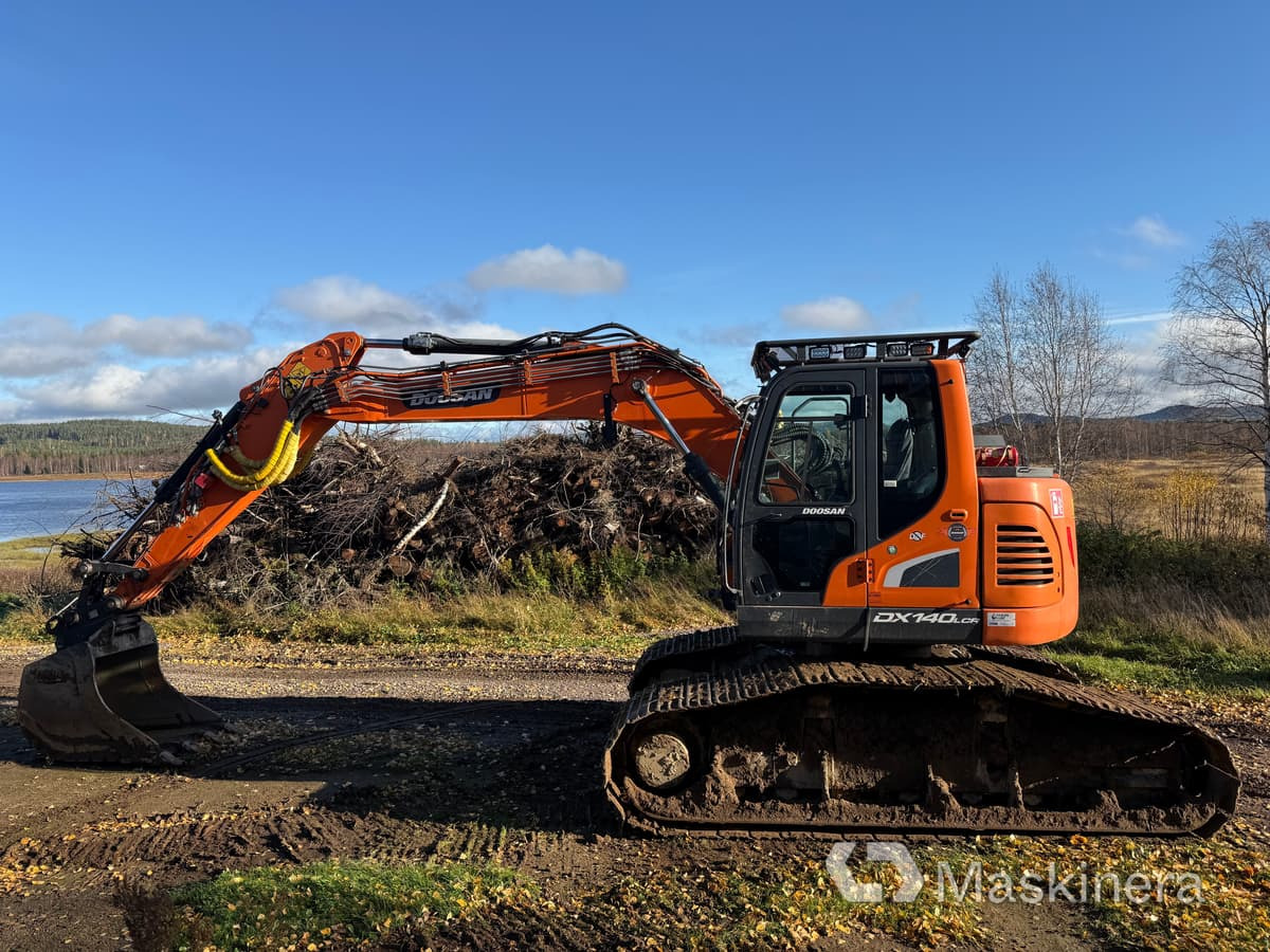 Grävmaskin Doosan DX140LCR-5 / Skördaraggregat 25RH - Telakaivukone: kuva Grävmaskin Doosan DX140LCR-5 / Skördaraggregat 25RH - Telakaivukone Grävmaskin Doosan DX140LCR-5 / Skördaraggregat 25RH - Telakaivukone: kuva Grävmaskin Doosan DX140LCR-5 / Skördaraggregat 25RH - Telakaivukone