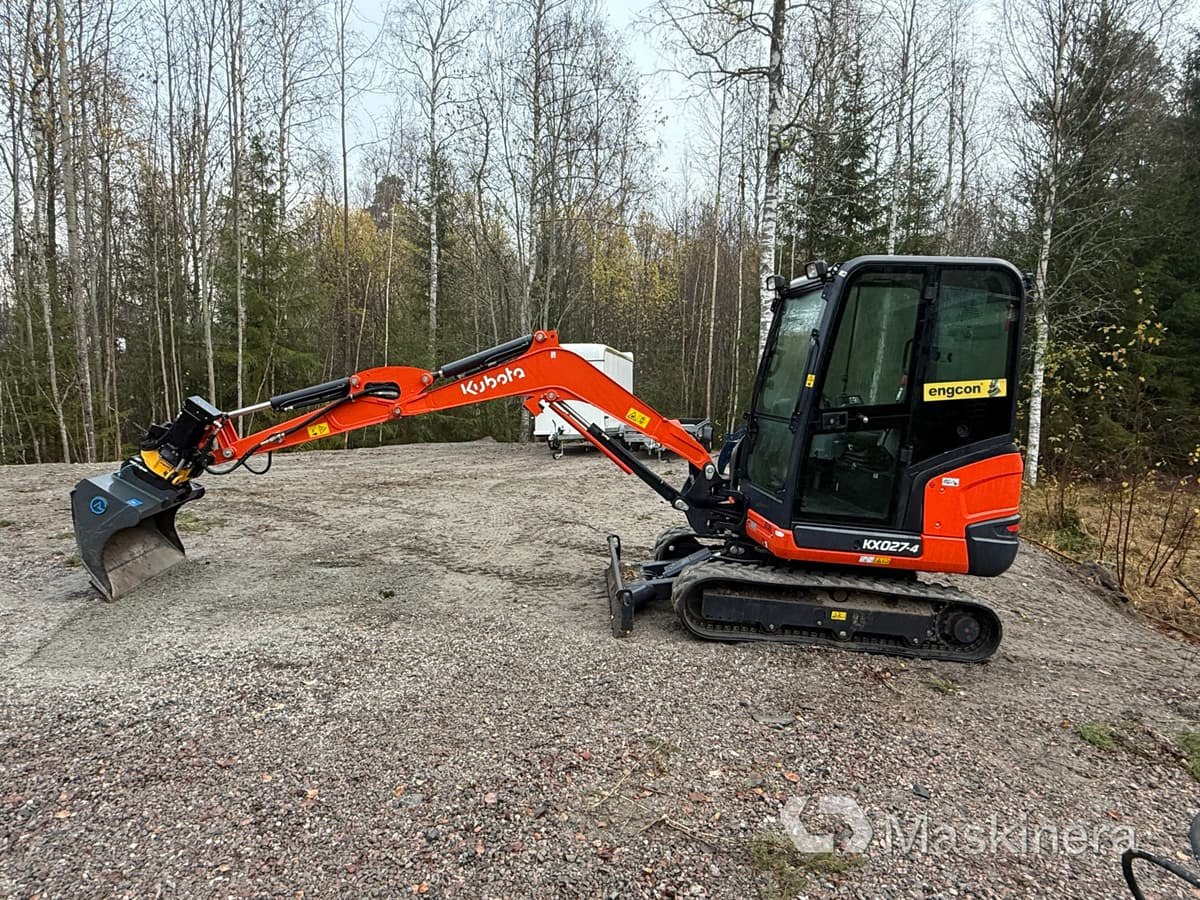 Grävmaskin Kubota KX027-4 med många redskap - Telakaivukone: kuva  Grävmaskin Kubota KX027-4 med många redskap - Telakaivukone Grävmaskin Kubota KX027-4 med många redskap - Telakaivukone: kuva  Grävmaskin Kubota KX027-4 med många redskap - Telakaivukone