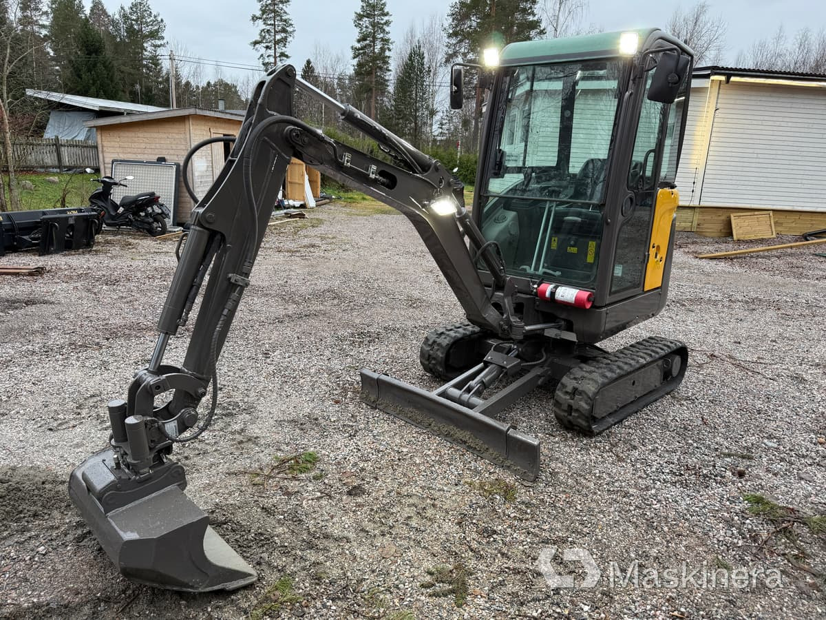 Grävmaskin Volvo EC18C med redskap - Telakaivukone: kuva Grävmaskin Volvo EC18C med redskap - Telakaivukone Grävmaskin Volvo EC18C med redskap - Telakaivukone: kuva Grävmaskin Volvo EC18C med redskap - Telakaivukone