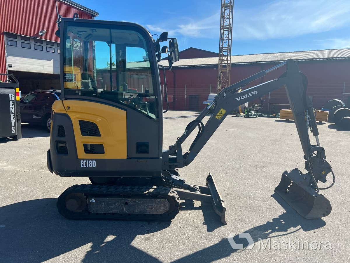 Grävmaskin Volvo EC18D med maskintrailer och redskap - Telakaivukone: kuva Grävmaskin Volvo EC18D med maskintrailer och redskap - Telakaivukone Grävmaskin Volvo EC18D med maskintrailer och redskap - Telakaivukone: kuva Grävmaskin Volvo EC18D med maskintrailer och redskap - Telakaivukone