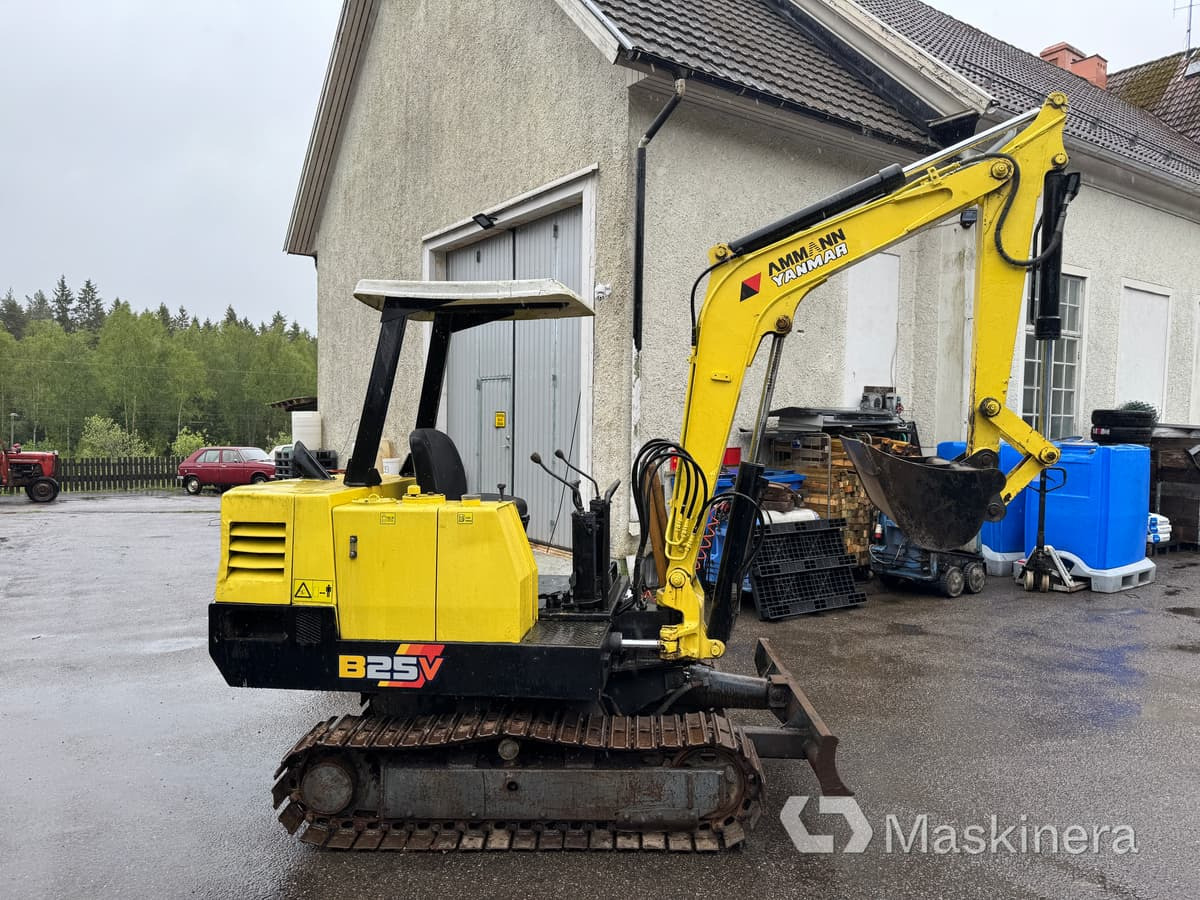 Grävmaskin Yanmar B25V med redskap & transportsläp - Telakaivukone: kuva Grävmaskin Yanmar B25V med redskap & transportsläp - Telakaivukone Grävmaskin Yanmar B25V med redskap & transportsläp - Telakaivukone: kuva Grävmaskin Yanmar B25V med redskap & transportsläp - Telakaivukone