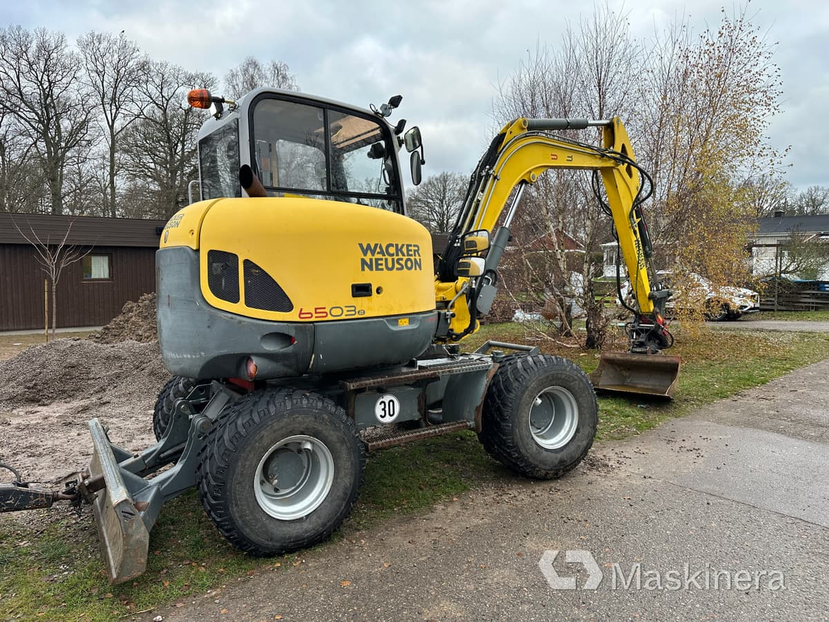 Hjulgrävare Wacker Neuson 6503-2 med vagn & redskap - Telakaivukone: kuva Hjulgrävare Wacker Neuson 6503-2 med vagn & redskap - Telakaivukone Hjulgrävare Wacker Neuson 6503-2 med vagn & redskap - Telakaivukone: kuva Hjulgrävare Wacker Neuson 6503-2 med vagn & redskap - Telakaivukone