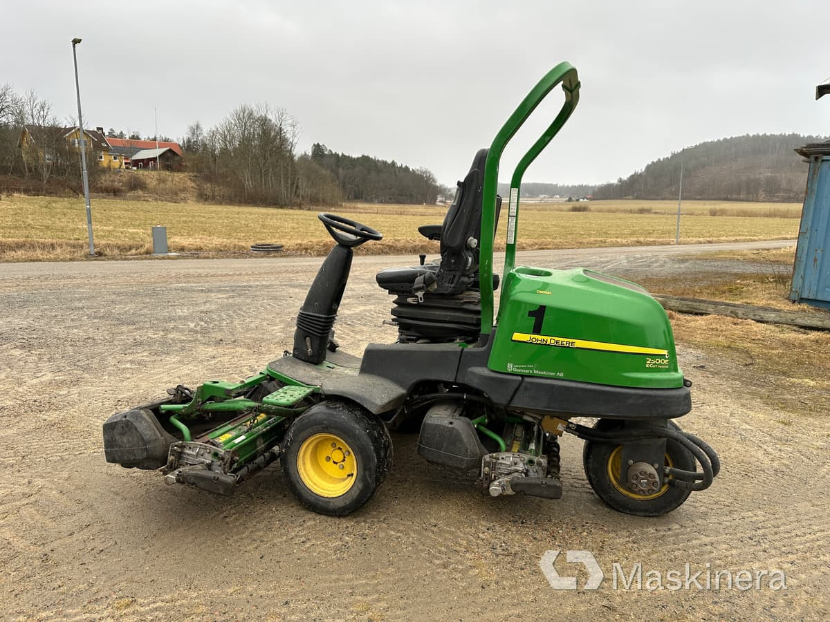 John Deere 2500E E-Cut Hybrid Greenklippare - Ruohonleikkuri: kuva John Deere 2500E E-Cut Hybrid Greenklippare - Ruohonleikkuri John Deere 2500E E-Cut Hybrid Greenklippare - Ruohonleikkuri: kuva John Deere 2500E E-Cut Hybrid Greenklippare - Ruohonleikkuri