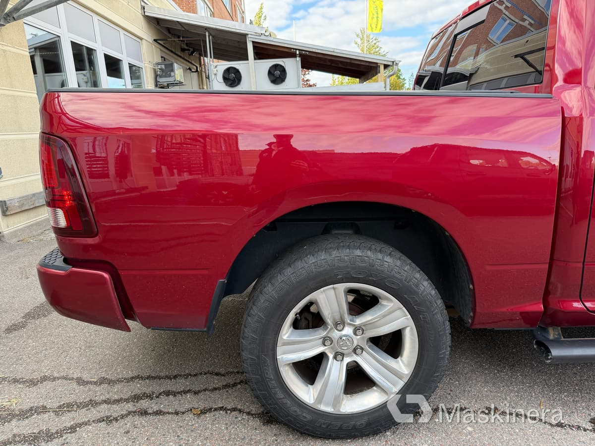Pickup Dodge Ram 1500 Crew Cab 5.7L V8 HEMI - Pieni pakettiauto: kuva Pickup Dodge Ram 1500 Crew Cab 5.7L V8 HEMI - Pieni pakettiauto Pickup Dodge Ram 1500 Crew Cab 5.7L V8 HEMI - Pieni pakettiauto: kuva Pickup Dodge Ram 1500 Crew Cab 5.7L V8 HEMI - Pieni pakettiauto