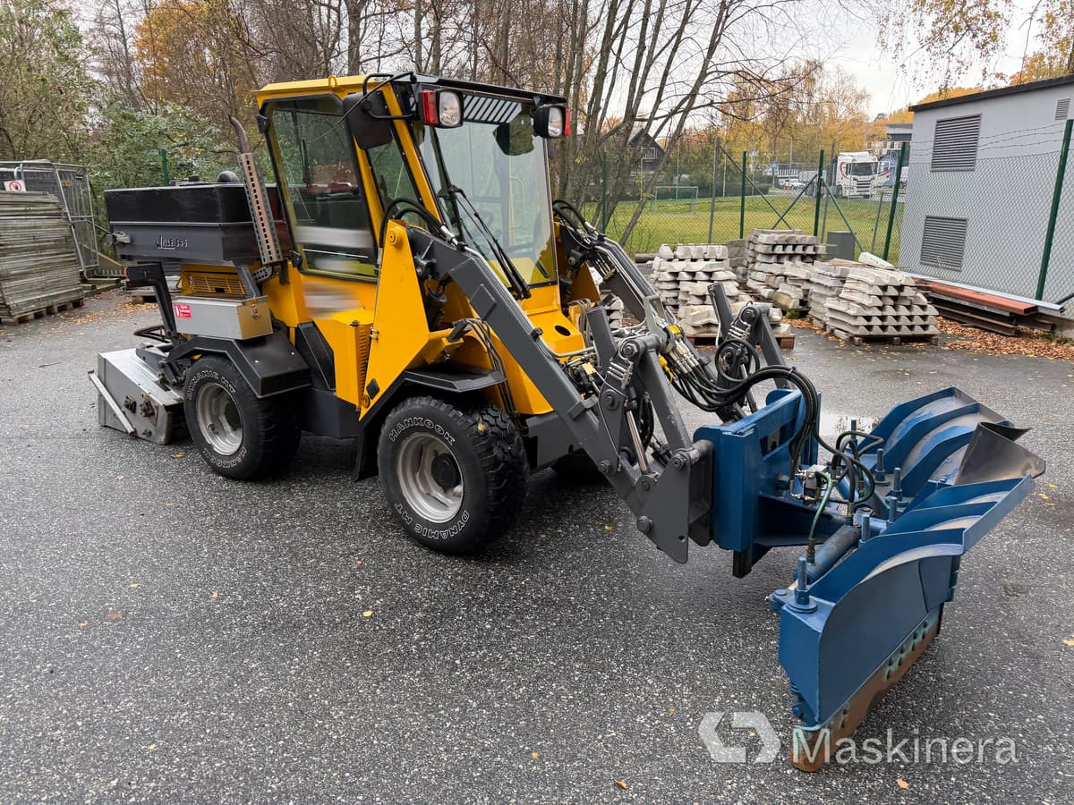 Redskapsbärare Wille 345 med snöutrustning - Lumikone: kuva Redskapsbärare Wille 345 med snöutrustning - Lumikone Redskapsbärare Wille 345 med snöutrustning - Lumikone: kuva Redskapsbärare Wille 345 med snöutrustning - Lumikone