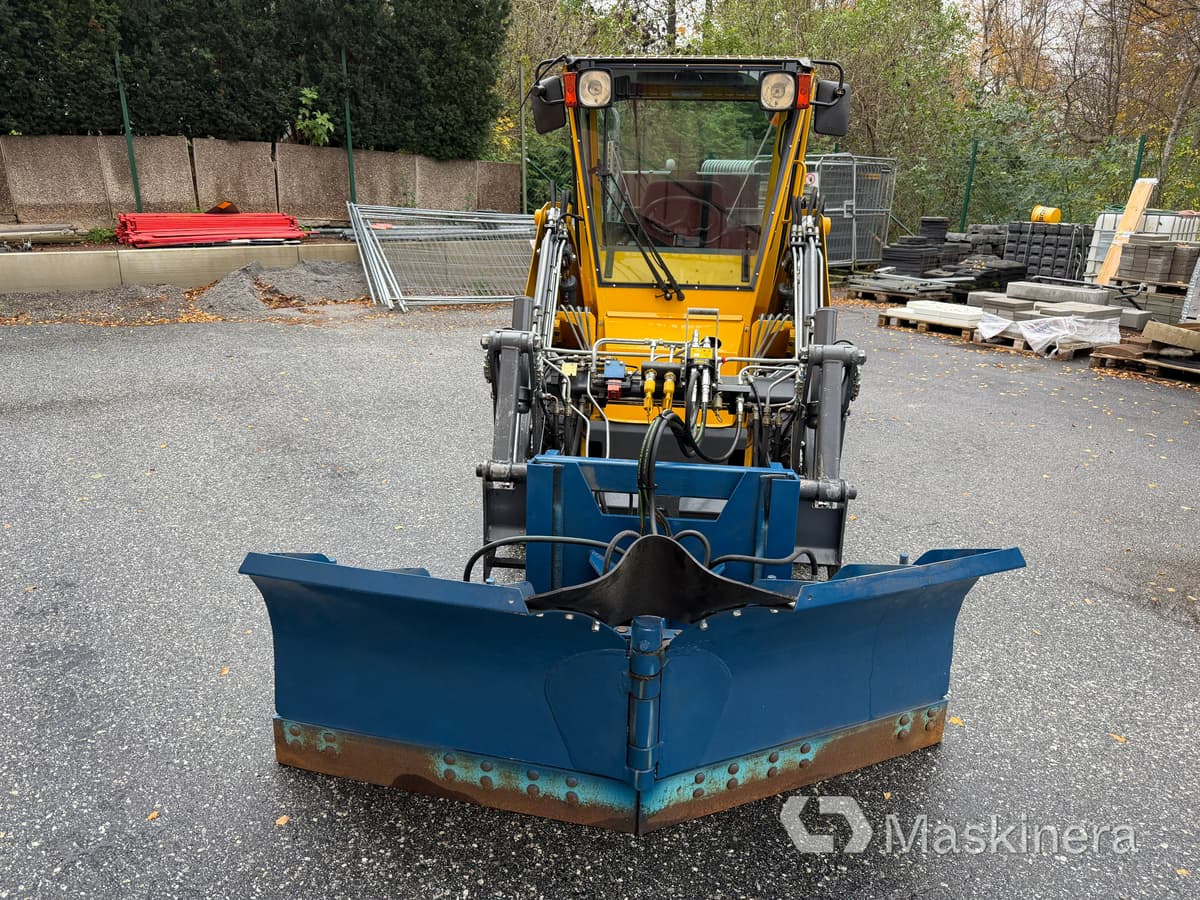 Redskapsbärare Wille 345 med snöutrustning - Lumikone: kuva Redskapsbärare Wille 345 med snöutrustning - Lumikone Redskapsbärare Wille 345 med snöutrustning - Lumikone: kuva Redskapsbärare Wille 345 med snöutrustning - Lumikone