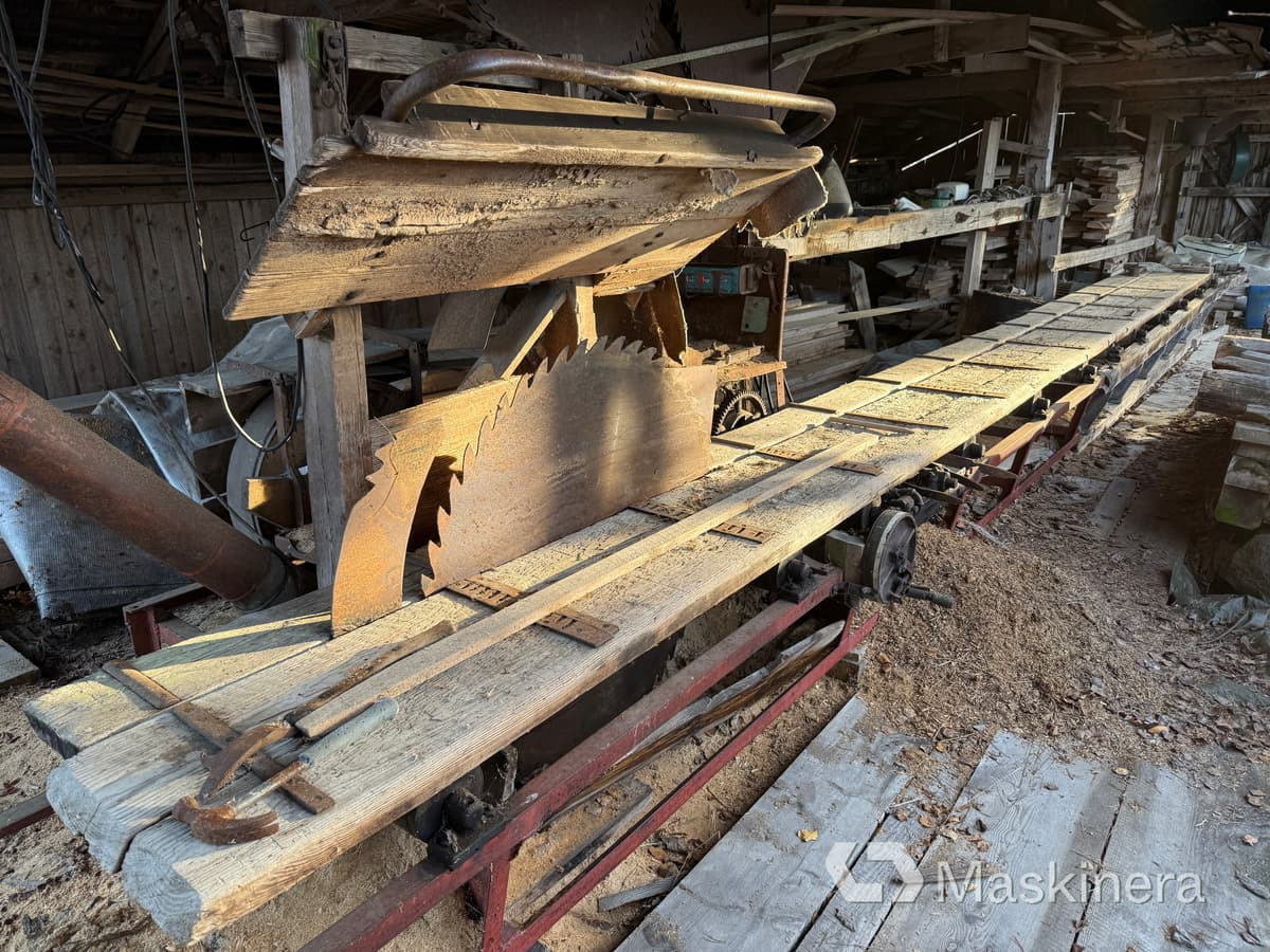 Sågverk med spånsug, el eller traktordrivet - Puuntyöstökone: kuva Sågverk med spånsug, el eller traktordrivet - Puuntyöstökone Sågverk med spånsug, el eller traktordrivet - Puuntyöstökone: kuva Sågverk med spånsug, el eller traktordrivet - Puuntyöstökone