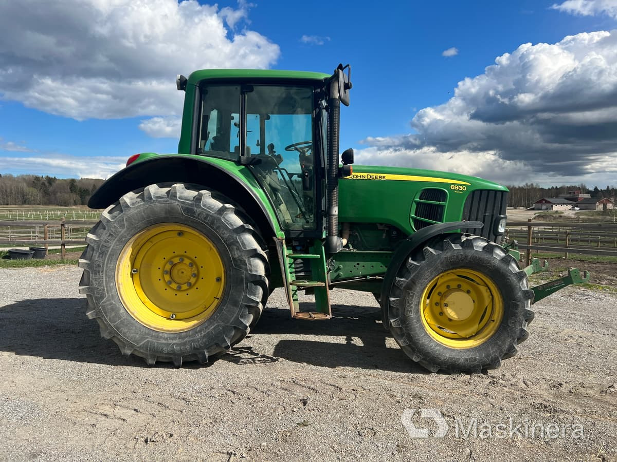 Traktor John Deere 6930 Premium med frontlyft - Traktori: kuva Traktor John Deere 6930 Premium med frontlyft - Traktori Traktor John Deere 6930 Premium med frontlyft - Traktori: kuva Traktor John Deere 6930 Premium med frontlyft - Traktori