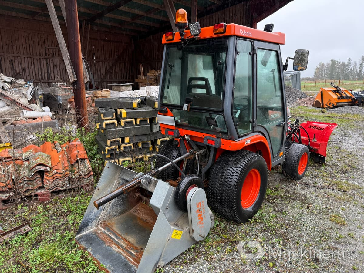 Traktor Kubota B2100 med Vikplog & Sandspridare - Traktori: kuva Traktor Kubota B2100 med Vikplog & Sandspridare - Traktori Traktor Kubota B2100 med Vikplog & Sandspridare - Traktori: kuva Traktor Kubota B2100 med Vikplog & Sandspridare - Traktori