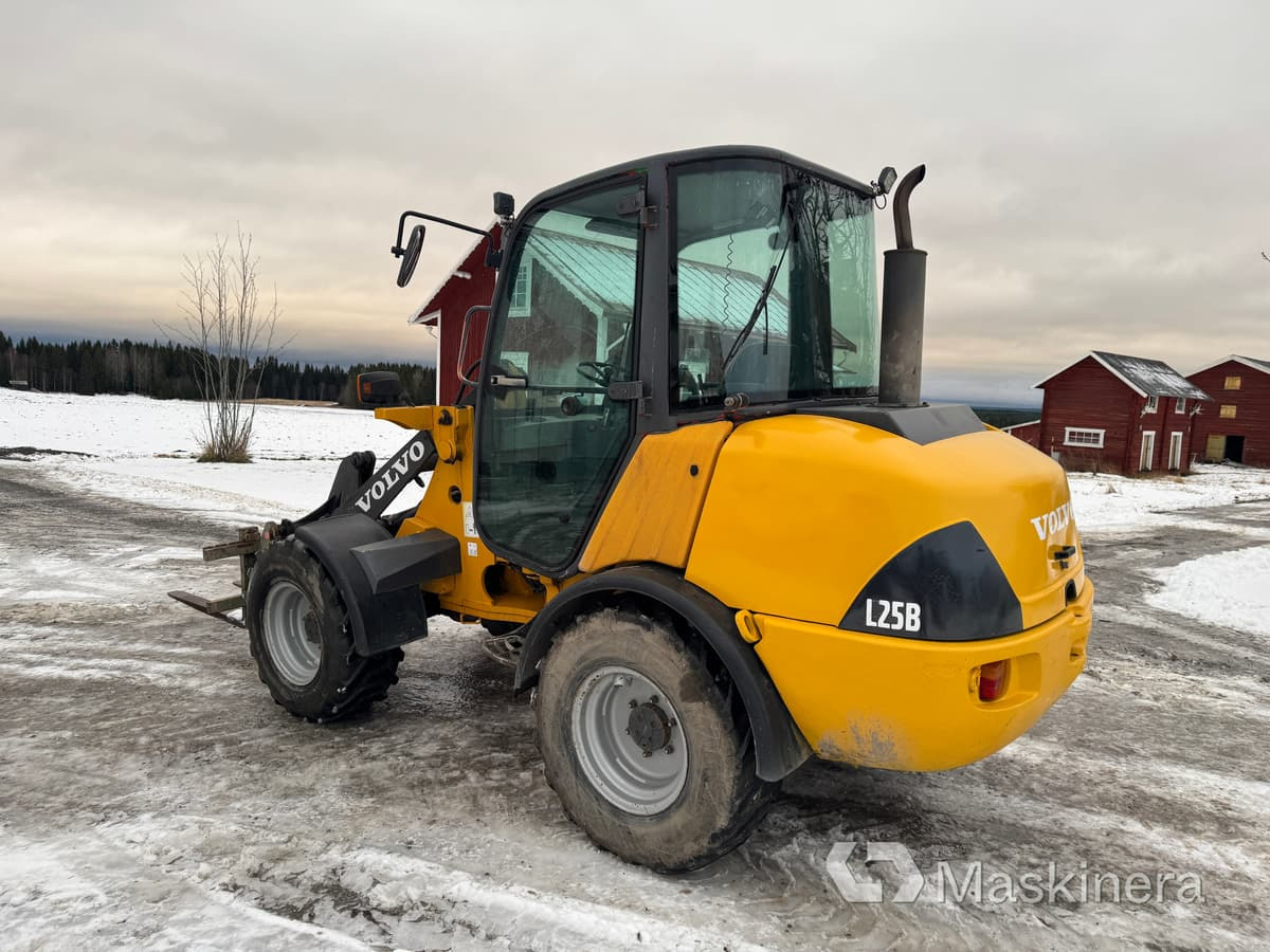 Volvo L25BV-P Hjullastare Volvo L25B med tillbehör - Pyöräkuormaaja: kuva Volvo L25BV-P Hjullastare Volvo L25B med tillbehör - Pyöräkuormaaja Volvo L25BV-P Hjullastare Volvo L25B med tillbehör - Pyöräkuormaaja: kuva Volvo L25BV-P Hjullastare Volvo L25B med tillbehör - Pyöräkuormaaja