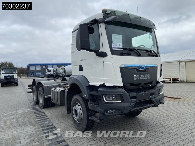 MAN TGS 33.400 6X4 NEW 6x4 chassis Big-Axle Manual Airco EURO 2 - Kuorma-auto alusta: kuva MAN TGS 33.400 6X4 NEW 6x4 chassis Big-Axle Manual Airco EURO 2 - Kuorma-auto alusta MAN TGS 33.400 6X4 NEW 6x4 chassis Big-Axle Manual Airco EURO 2 - Kuorma-auto alusta: kuva MAN TGS 33.400 6X4 NEW 6x4 chassis Big-Axle Manual Airco EURO 2 - Kuorma-auto alusta