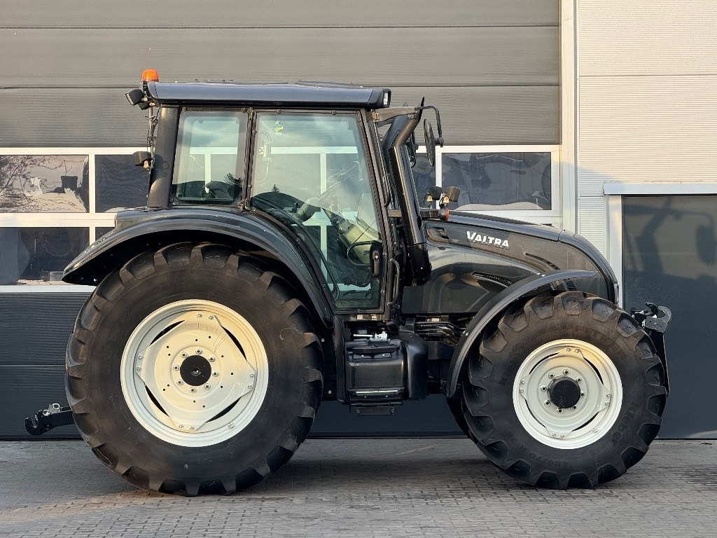 Valtra N 122 V - Traktori: kuva Valtra N 122 V - Traktori Valtra N 122 V - Traktori: kuva Valtra N 122 V - Traktori