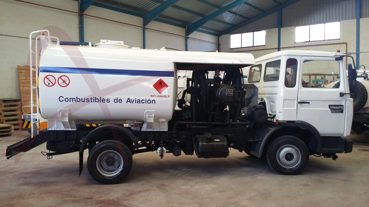 AVGAS B-100 - Säiliöauto: kuva AVGAS B-100 - Säiliöauto AVGAS B-100 - Säiliöauto: kuva AVGAS B-100 - Säiliöauto