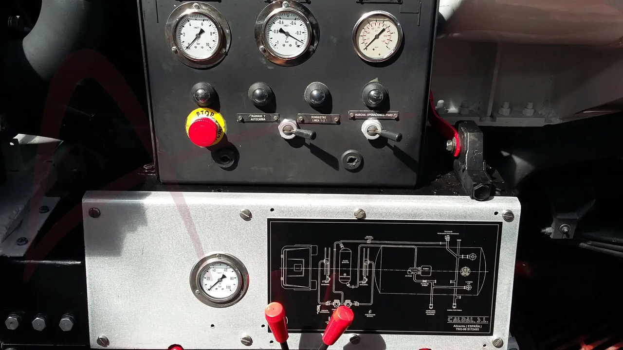 AVGAS B-100 - Säiliöauto: kuva AVGAS B-100 - Säiliöauto AVGAS B-100 - Säiliöauto: kuva AVGAS B-100 - Säiliöauto