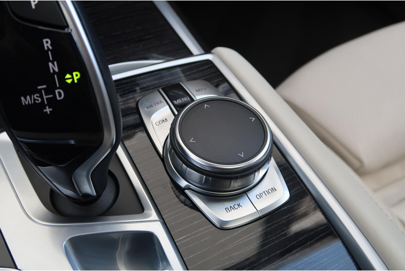 Sedan BMW 7 Serie 740Ld xDrive High Executive M-PAKKET/ MASSAGE/ PANO/ DEALER OND/ VOL!: kuva Sedan BMW 7 Serie 740Ld xDrive High Executive M-PAKKET/ MASSAGE/ PANO/ DEALER OND/ VOL!