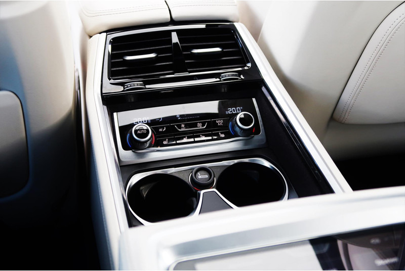 Sedan BMW 7 Serie 740Ld xDrive High Executive M-PAKKET/ MASSAGE/ PANO/ DEALER OND/ VOL!: kuva Sedan BMW 7 Serie 740Ld xDrive High Executive M-PAKKET/ MASSAGE/ PANO/ DEALER OND/ VOL!