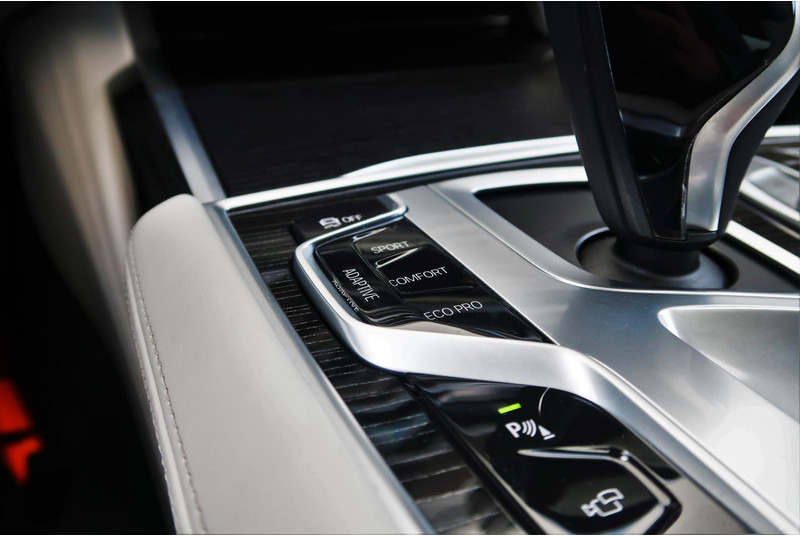 Sedan BMW 7 Serie 740Ld xDrive High Executive M-PAKKET/ MASSAGE/ PANO/ DEALER OND/ VOL!: kuva Sedan BMW 7 Serie 740Ld xDrive High Executive M-PAKKET/ MASSAGE/ PANO/ DEALER OND/ VOL!
