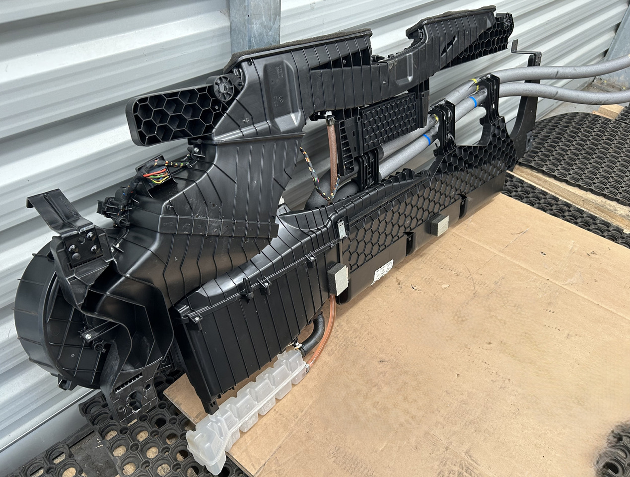 MERCEDES ACTROS MP4 PARKING AIR CONDITIONING - Ilmastointi osa: kuva MERCEDES ACTROS MP4 PARKING AIR CONDITIONING - Ilmastointi osa MERCEDES ACTROS MP4 PARKING AIR CONDITIONING - Ilmastointi osa: kuva MERCEDES ACTROS MP4 PARKING AIR CONDITIONING - Ilmastointi osa