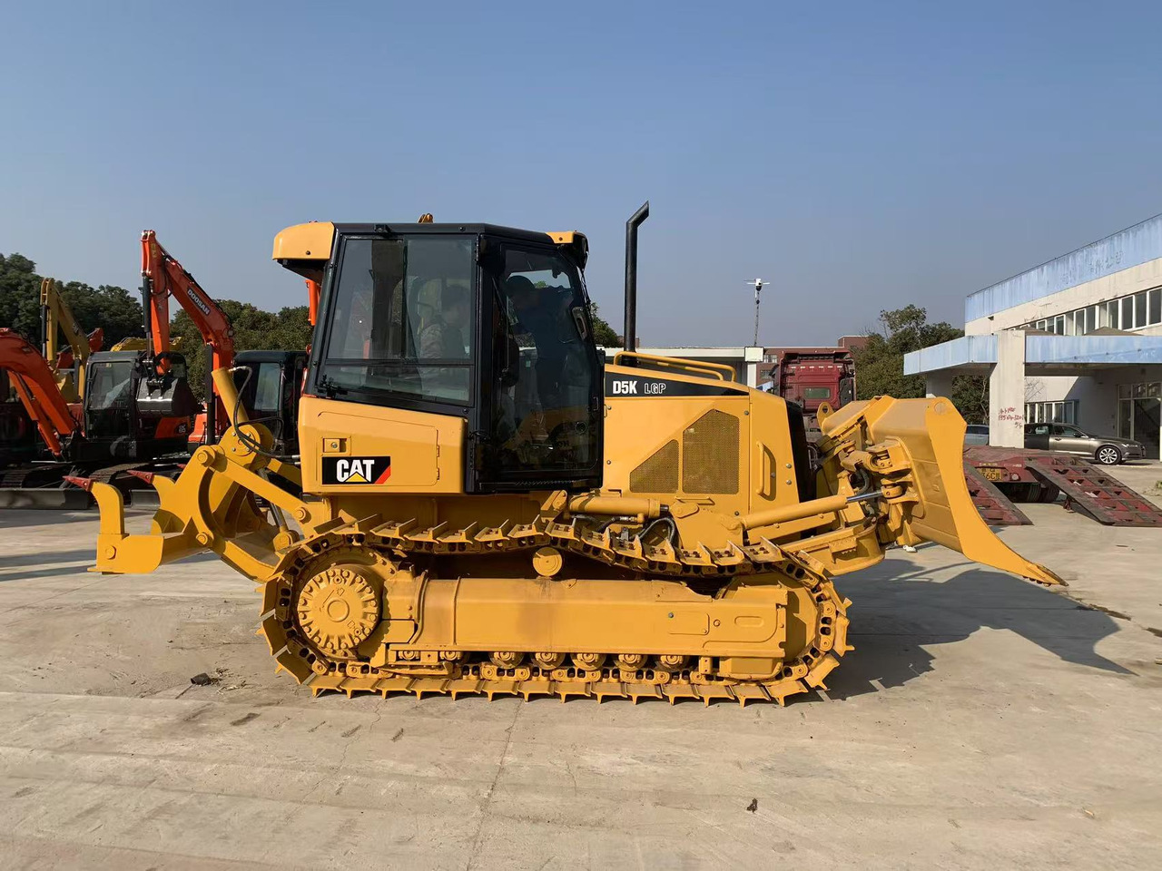 Caterpillar Bulldozer CAT D5G, D5K Good Price Japan Origin Tractor - Puskutraktori: kuva Caterpillar Bulldozer CAT D5G, D5K Good Price Japan Origin Tractor - Puskutraktori Caterpillar Bulldozer CAT D5G, D5K Good Price Japan Origin Tractor - Puskutraktori: kuva Caterpillar Bulldozer CAT D5G, D5K Good Price Japan Origin Tractor - Puskutraktori