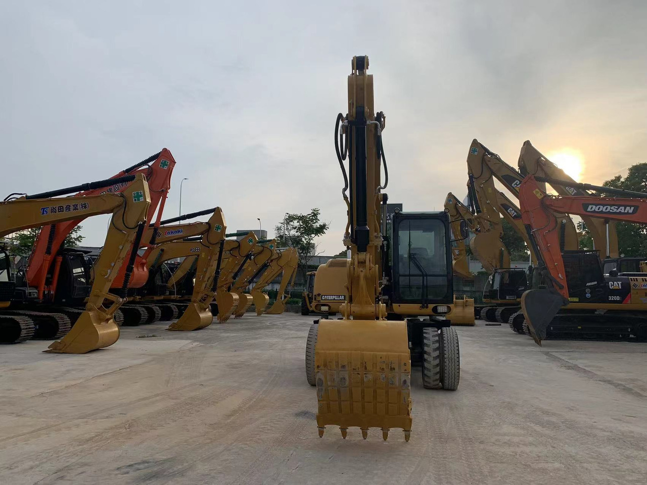 Caterpillar M315D Wheel Excavator Moving by Tires - Pyöräalustainen kaivinkone: kuva Caterpillar M315D Wheel Excavator Moving by Tires - Pyöräalustainen kaivinkone Caterpillar M315D Wheel Excavator Moving by Tires - Pyöräalustainen kaivinkone: kuva Caterpillar M315D Wheel Excavator Moving by Tires - Pyöräalustainen kaivinkone