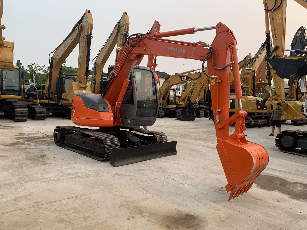 Hitachi Tracked Excavator ZX75 with Blade Dozer - Telakaivukone: kuva Hitachi Tracked Excavator ZX75 with Blade Dozer - Telakaivukone Hitachi Tracked Excavator ZX75 with Blade Dozer - Telakaivukone: kuva Hitachi Tracked Excavator ZX75 with Blade Dozer - Telakaivukone