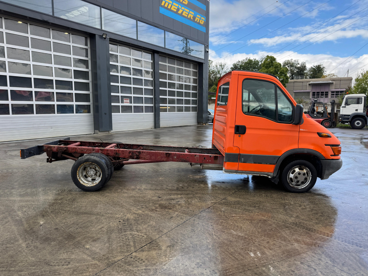 IVECO 35C12 4x2 - Kuorma-auto alusta: kuva IVECO 35C12 4x2 - Kuorma-auto alusta IVECO 35C12 4x2 - Kuorma-auto alusta: kuva IVECO 35C12 4x2 - Kuorma-auto alusta