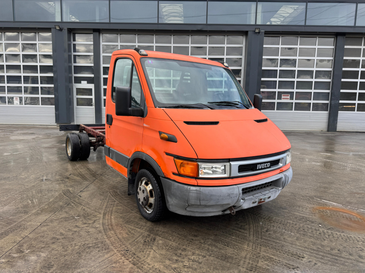 IVECO 35C12 4x2 - Kuorma-auto alusta: kuva IVECO 35C12 4x2 - Kuorma-auto alusta IVECO 35C12 4x2 - Kuorma-auto alusta: kuva IVECO 35C12 4x2 - Kuorma-auto alusta
