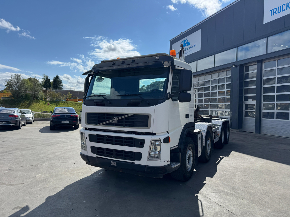 VOLVO FM-440 8x4 Hiab 25T AHK - Koukkulava kuorma-auto: kuva VOLVO FM-440 8x4 Hiab 25T AHK - Koukkulava kuorma-auto VOLVO FM-440 8x4 Hiab 25T AHK - Koukkulava kuorma-auto: kuva VOLVO FM-440 8x4 Hiab 25T AHK - Koukkulava kuorma-auto