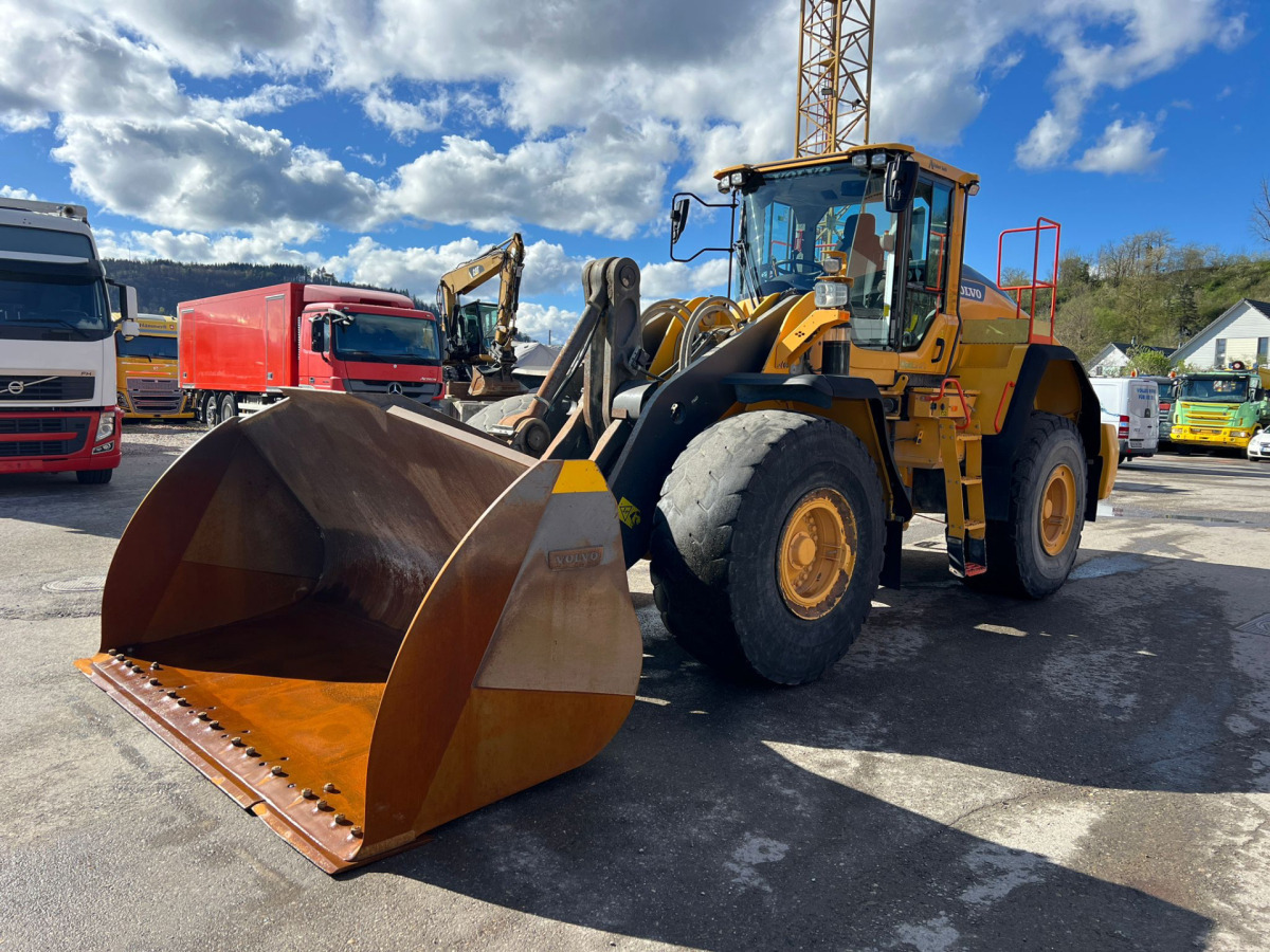 VOLVO L180H - Pyöräkuormaaja: kuva VOLVO L180H - Pyöräkuormaaja VOLVO L180H - Pyöräkuormaaja: kuva VOLVO L180H - Pyöräkuormaaja