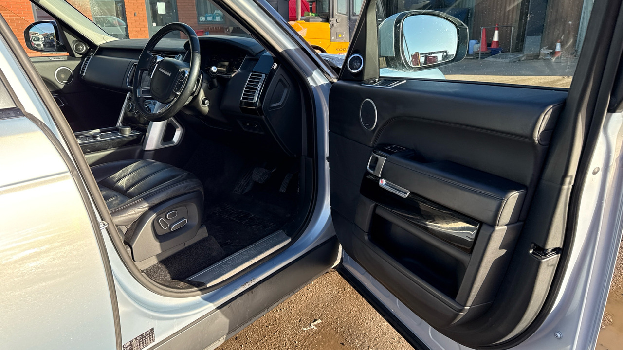 Land Rover Range Rover 4.4 SD V8 Vogue - Farmari: kuva Land Rover Range Rover 4.4 SD V8 Vogue - Farmari Land Rover Range Rover 4.4 SD V8 Vogue - Farmari: kuva Land Rover Range Rover 4.4 SD V8 Vogue - Farmari