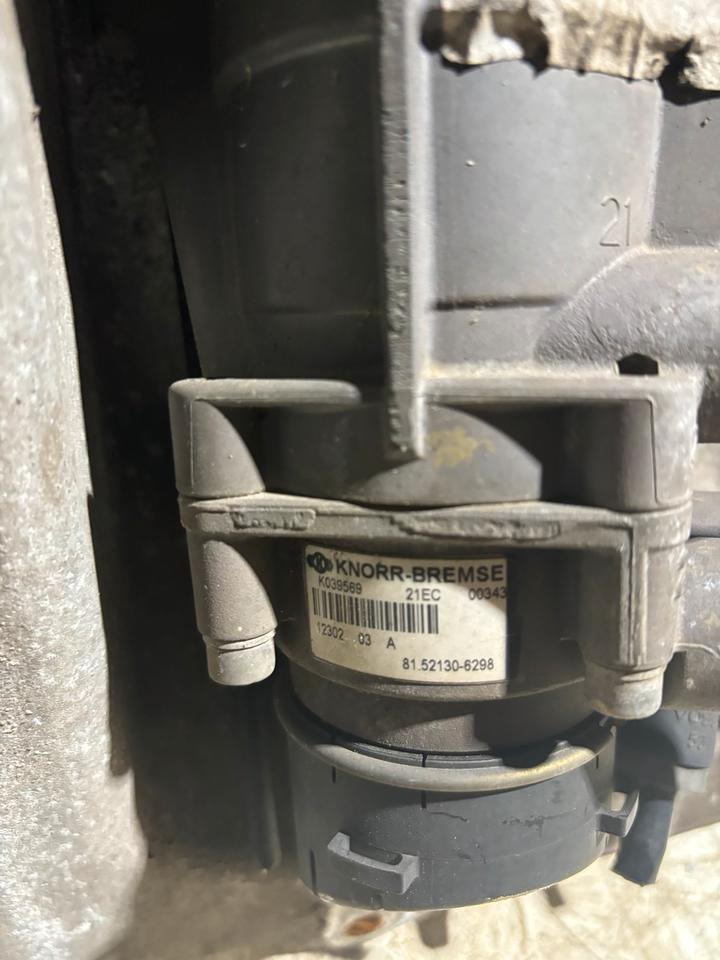 MAN KNORR-BREMSE Fußbremsventil 81.52130-6298 - Poljin - Kuorma-auto: kuva MAN KNORR-BREMSE Fußbremsventil 81.52130-6298 - Poljin - Kuorma-auto MAN KNORR-BREMSE Fußbremsventil 81.52130-6298 - Poljin - Kuorma-auto: kuva MAN KNORR-BREMSE Fußbremsventil 81.52130-6298 - Poljin - Kuorma-auto