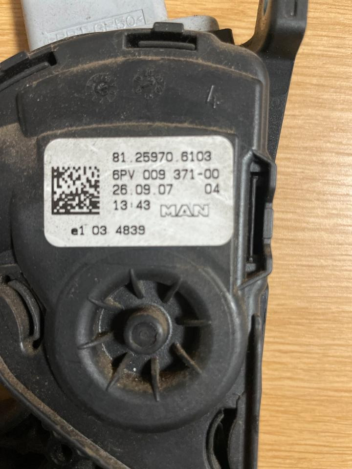 MAN TGX Gaspedal 81.259706103 - Poljin - Kuorma-auto: kuva MAN TGX Gaspedal 81.259706103 - Poljin - Kuorma-auto MAN TGX Gaspedal 81.259706103 - Poljin - Kuorma-auto: kuva MAN TGX Gaspedal 81.259706103 - Poljin - Kuorma-auto