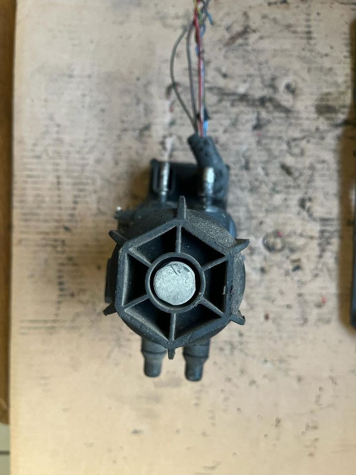 Polttoainepumppu - Kuorma-auto Mercedes Actros MP4 AdBlue Pumpe A0001402378: kuva Polttoainepumppu - Kuorma-auto Mercedes Actros MP4 AdBlue Pumpe A0001402378