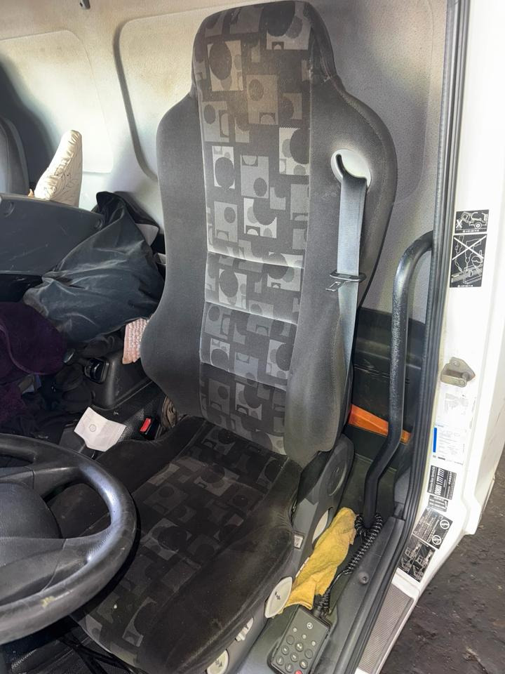 Mercedes Atego 3 Fahrersitz - Istuin - Kuorma-auto: kuva Mercedes Atego 3 Fahrersitz - Istuin - Kuorma-auto Mercedes Atego 3 Fahrersitz - Istuin - Kuorma-auto: kuva Mercedes Atego 3 Fahrersitz - Istuin - Kuorma-auto