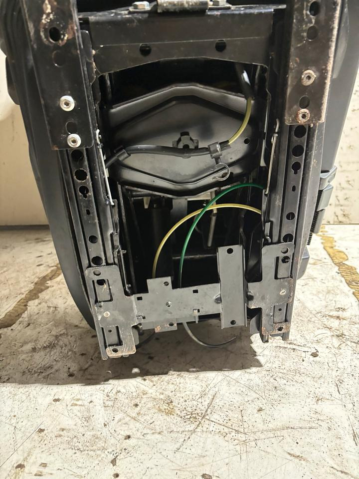 Mercedes-Benz Atego 2 Beifahrersitz mit Luft - Istuin - Kuorma-auto: kuva Mercedes-Benz Atego 2 Beifahrersitz mit Luft - Istuin - Kuorma-auto Mercedes-Benz Atego 2 Beifahrersitz mit Luft - Istuin - Kuorma-auto: kuva Mercedes-Benz Atego 2 Beifahrersitz mit Luft - Istuin - Kuorma-auto